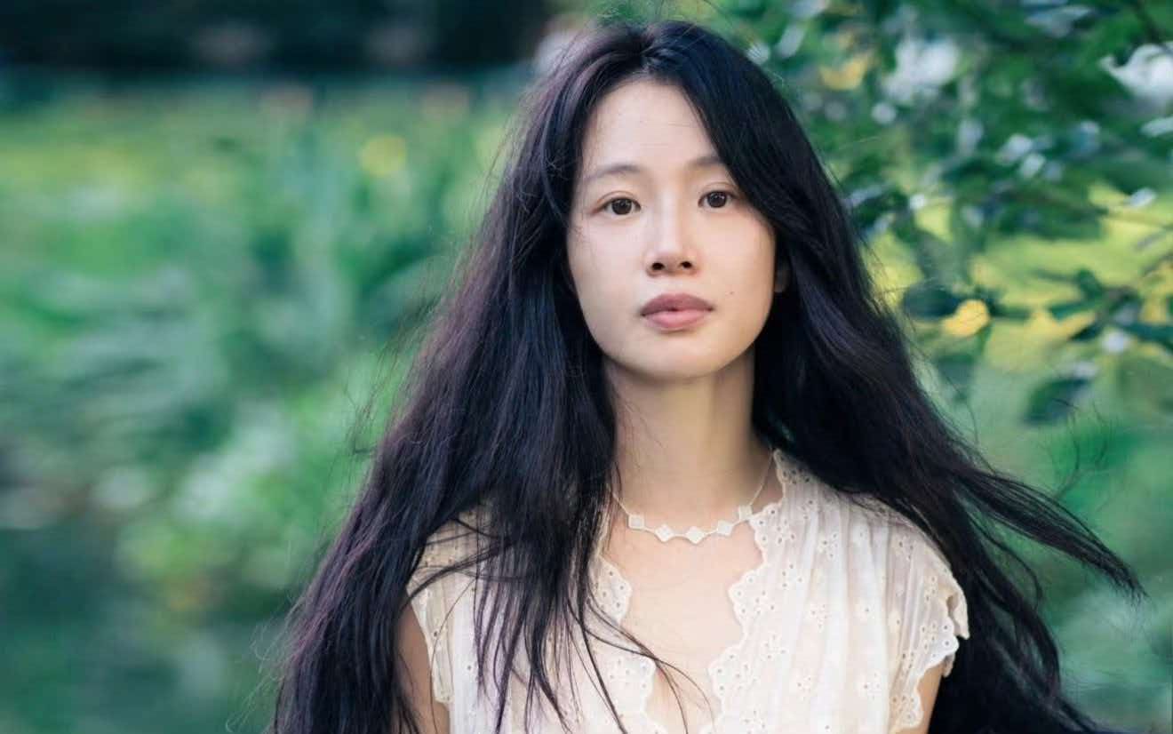 时隔多年终辟谣！李梦正面否认耍大牌争议，苹果事件真相彻底洗白全网
