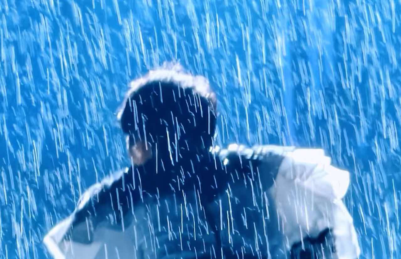 雨夜封神！周深鸟巢演唱会遇暴雨拒打伞，淋湿全开麦唱响《我爱你中国》震撼全网