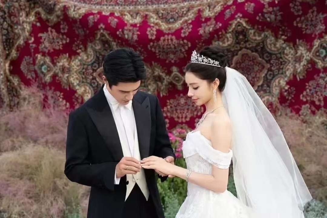 姜潮麦迪娜才是真夫妻范本？前一秒甜蜜挽手，下一秒就薅头发