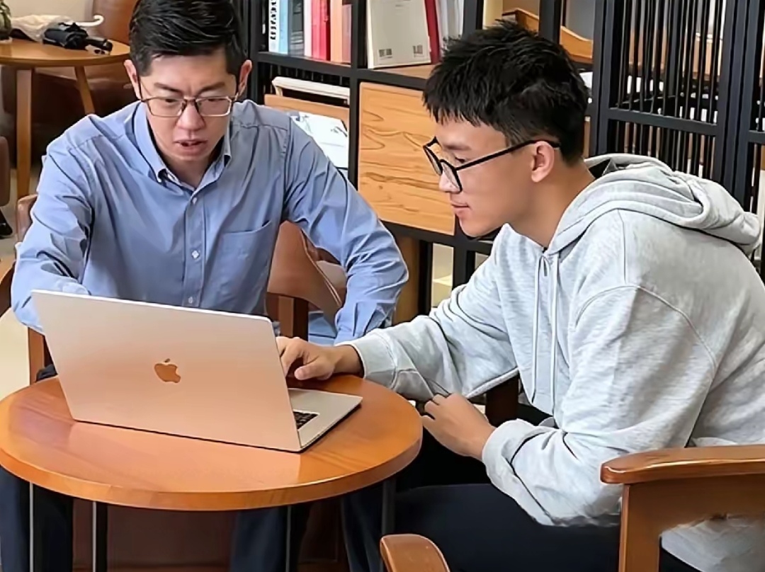 杭州大二学生开“一人公司”营收破60万，自学做网站2万人抢着用，还拿下上海电影公司合作？