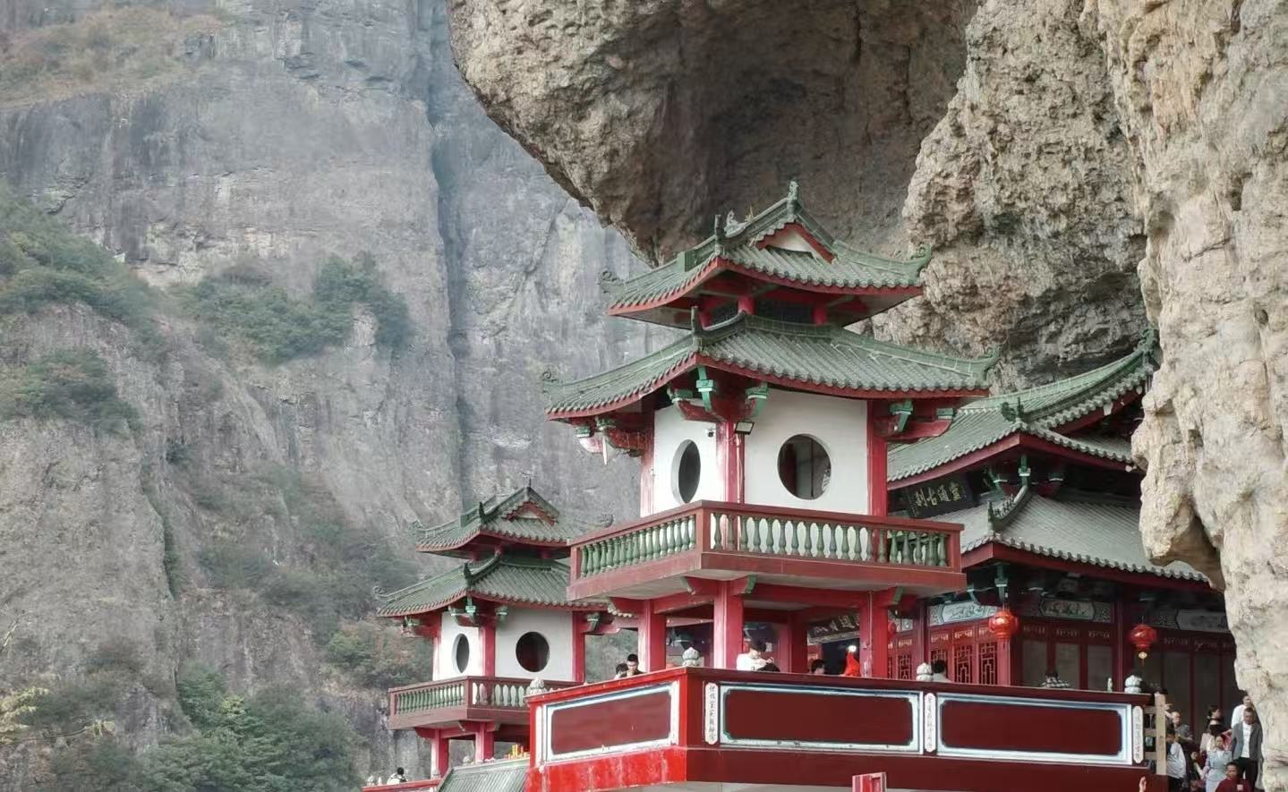 福建灵通寺｜藏在天然巨洞的南方悬空寺，红殿嵌于百米绝壁，云雾来时如仙界