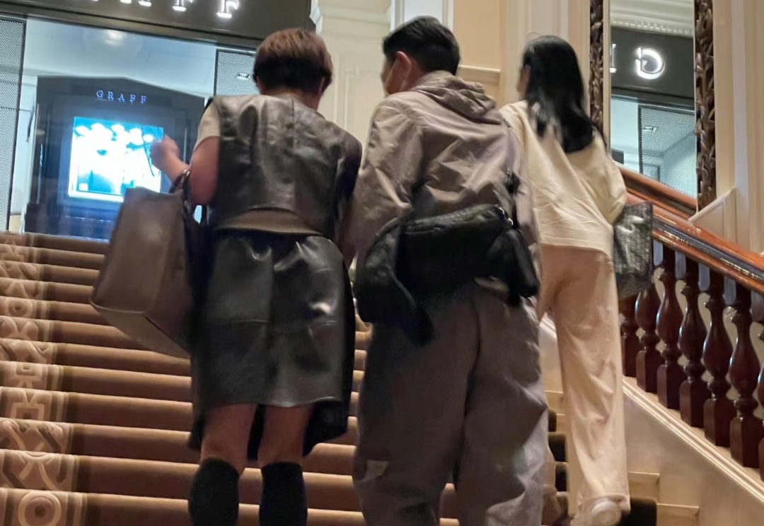 路人先认出朱丽蒨，才看到刘德华？低调夫妻难得同框露面！