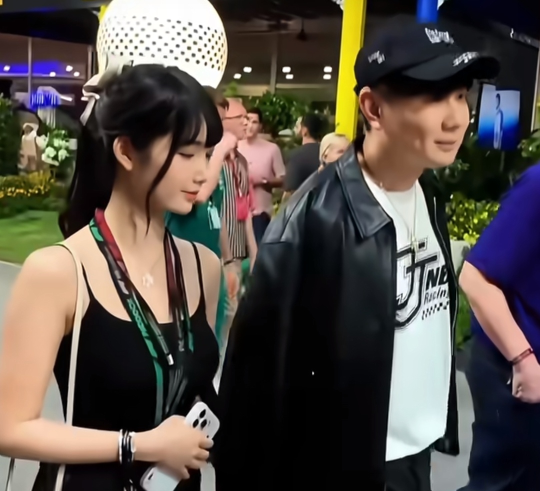 交往两年首次直面媒体！新加坡 F1 赛场，林俊杰轻声安抚七七：不要害羞