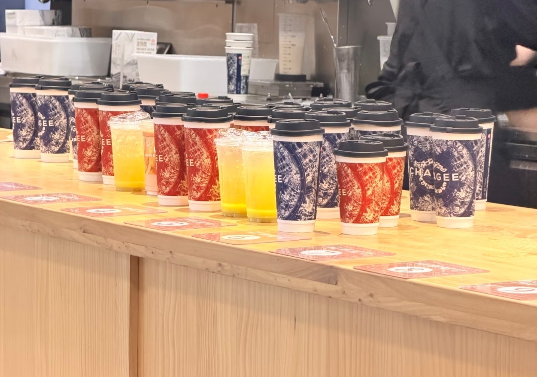 门店订单堆积上千杯！霸王茶姬庆郑钦文夺冠买一送一，你抢到单了吗？