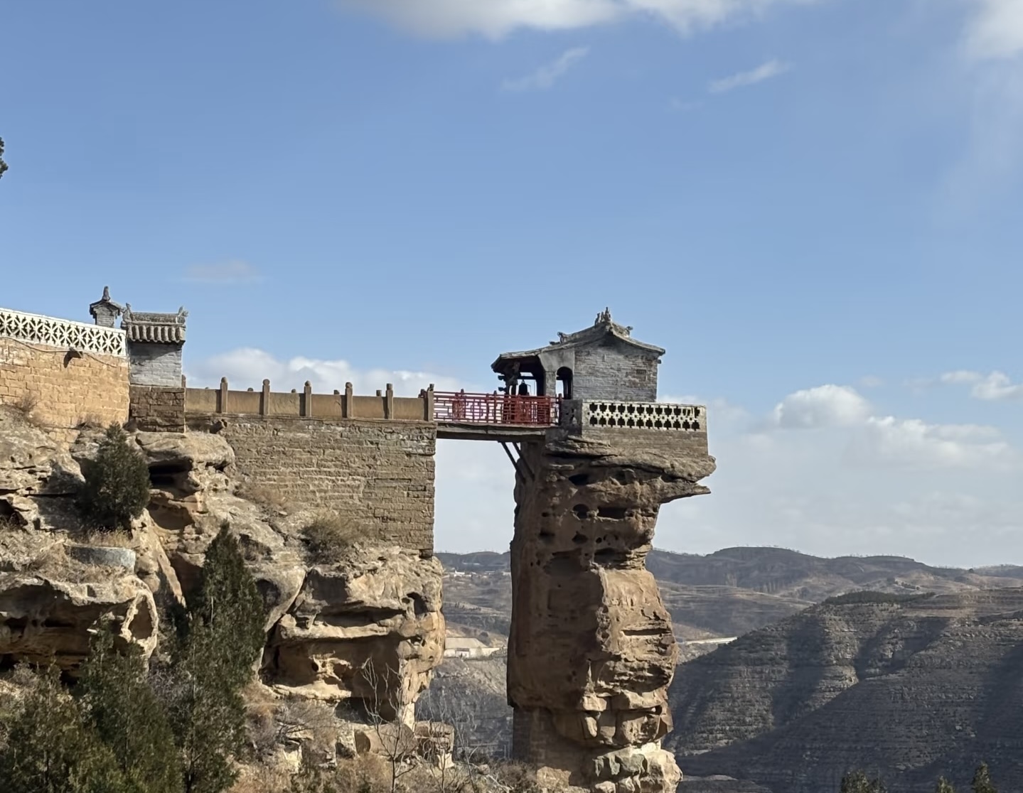 陕西佳县香炉寺｜黄河孤石上的千年古寺，一桥连绝壁，日落尽览大河苍茫