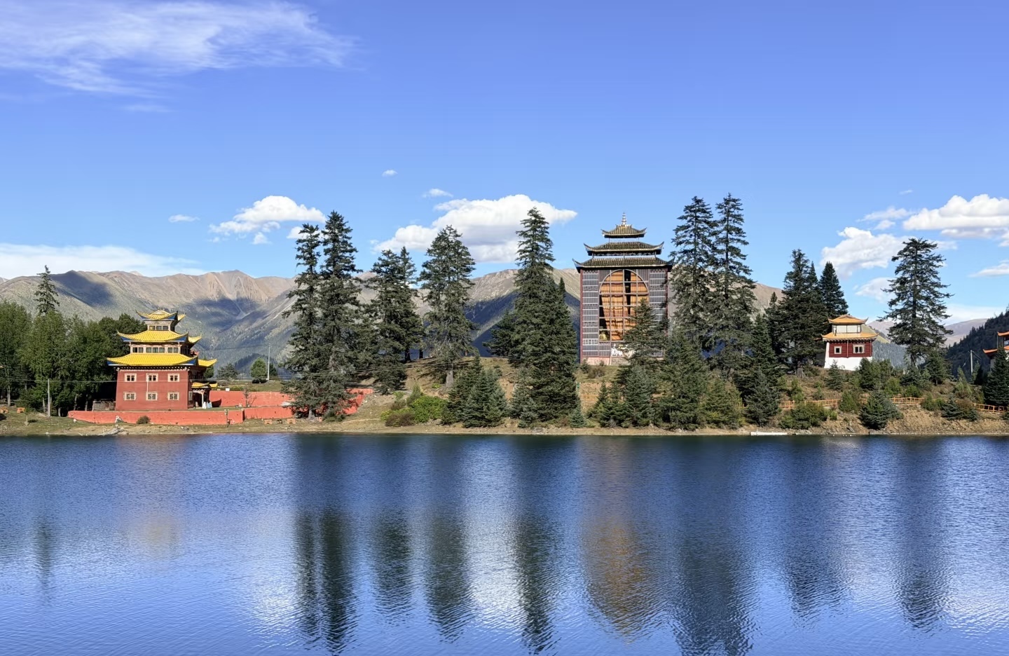 四川甘孜措卡湖｜深山翡翠湖泊，古寺环湖而立，湖水倒映整片雪山梵宇