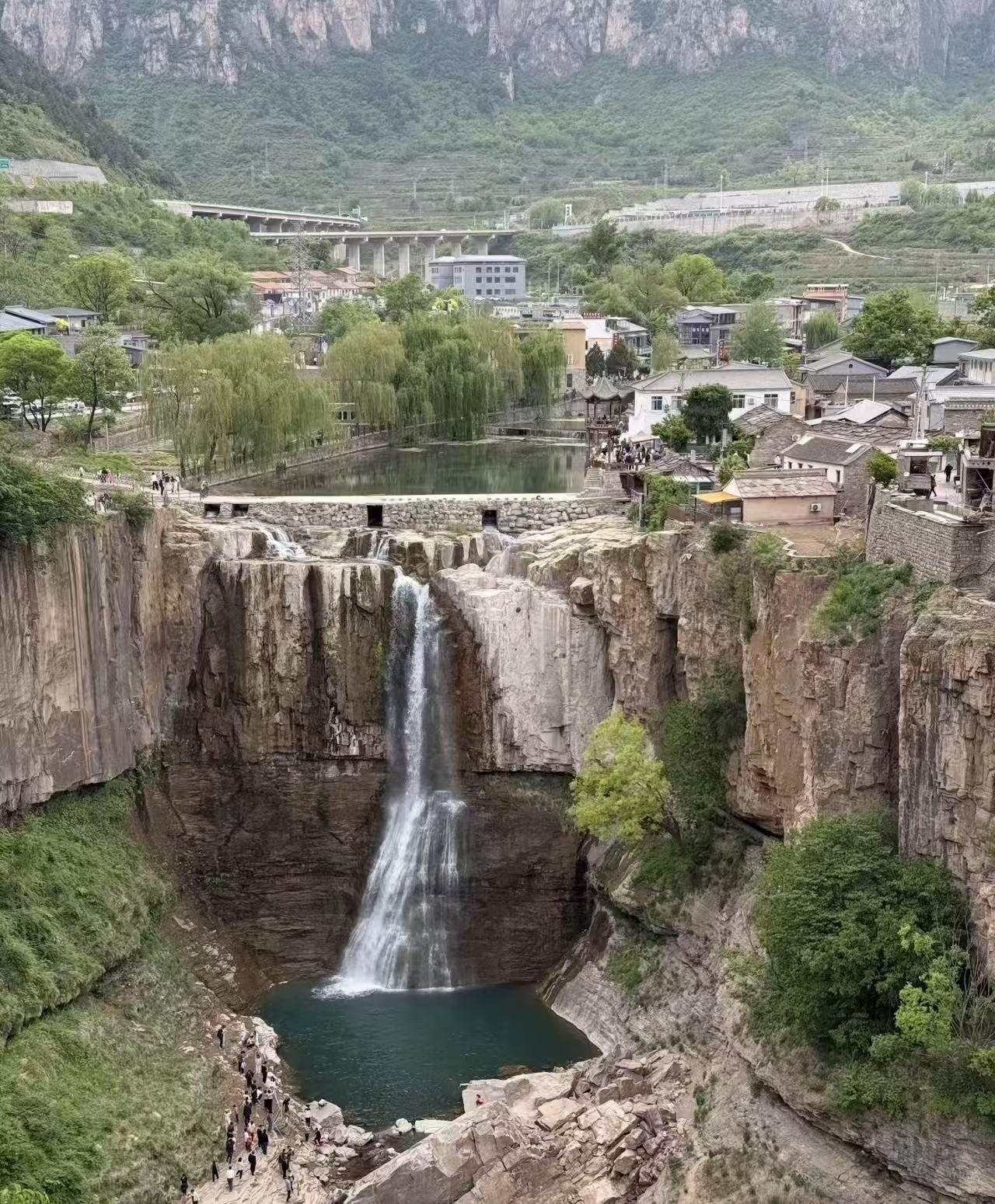 山西平顺虹霓村｜太行悬崖瀑布古村，房屋坐落百米瀑崖之上，雨后常有双彩虹