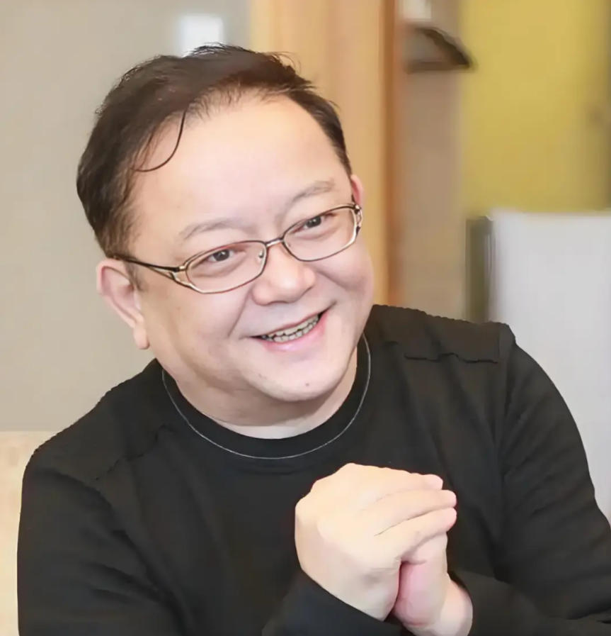 60岁得子、77岁靠止痛贴登台！“和珅”王刚高龄拼搏的背后，藏着最清醒的人格魅力