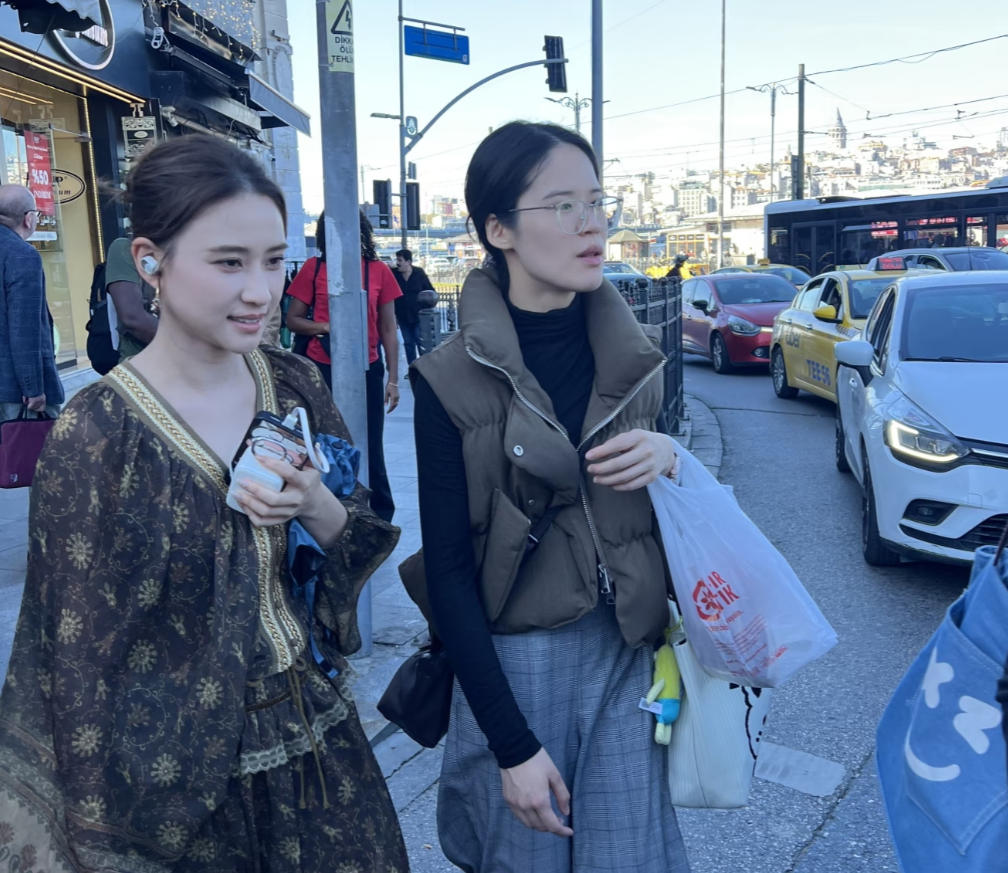 35岁何超莲土耳其街头被偶遇！穿宽松裙拎养生茶：比豪门底气更惊艳的，是她的通透