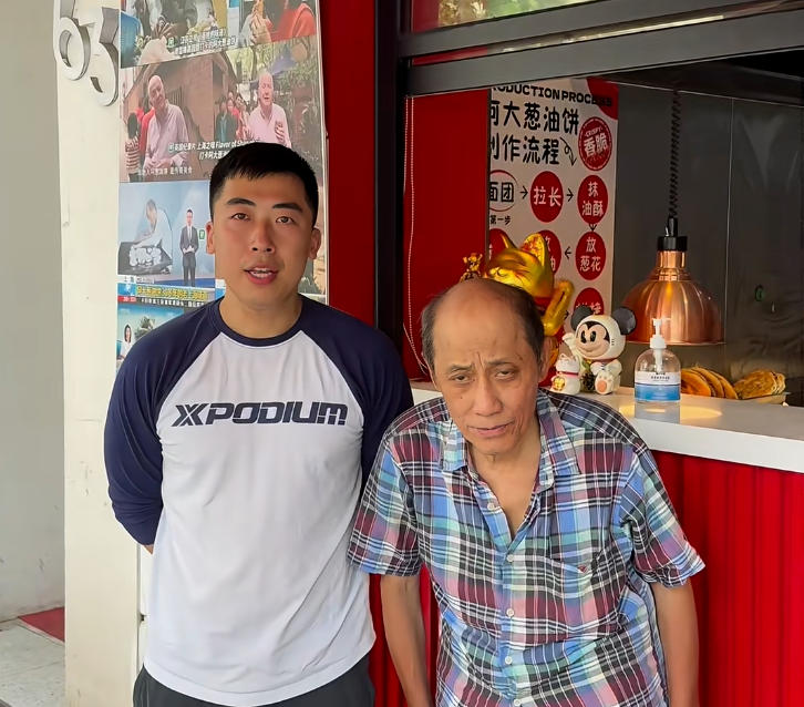 从排队长龙到冷冷清清！10元一个的阿大葱油饼，为何留不住食客了？