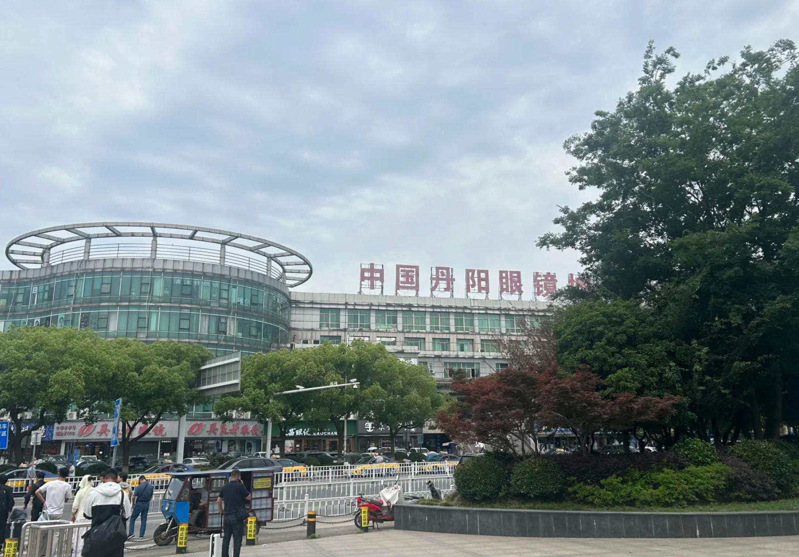 央视曝光出厂30卖1980元！看懂明月、博士财报，才知眼镜行业真正的水有多深