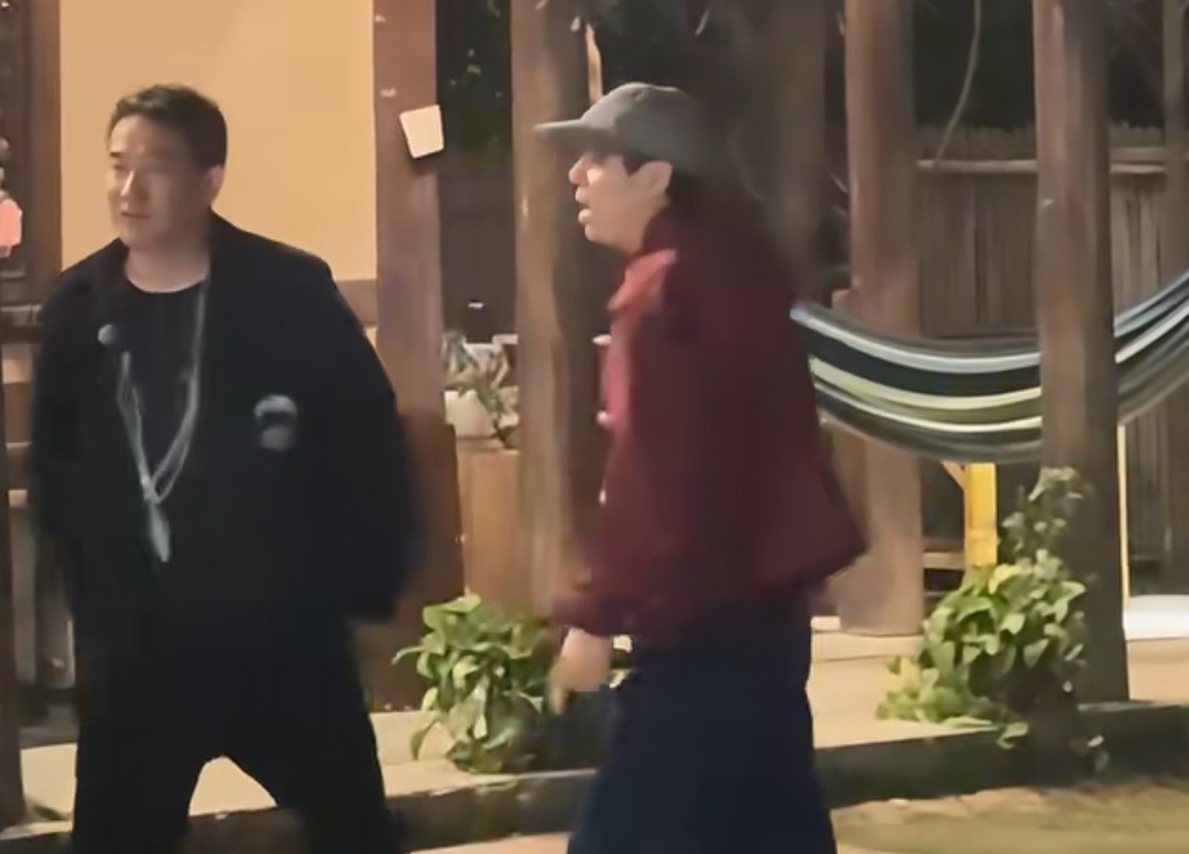 何炅黄磊悄悄回乌镇蘑菇屋！没带摄制组，纯老友私下重访，网友：梦回《向往的生活》