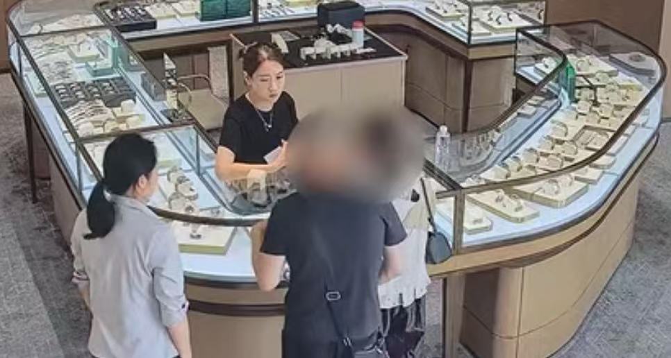 夫妻进店买67.3万劳力士，不挑款不试戴，店员为什么劝了2小时后报警？