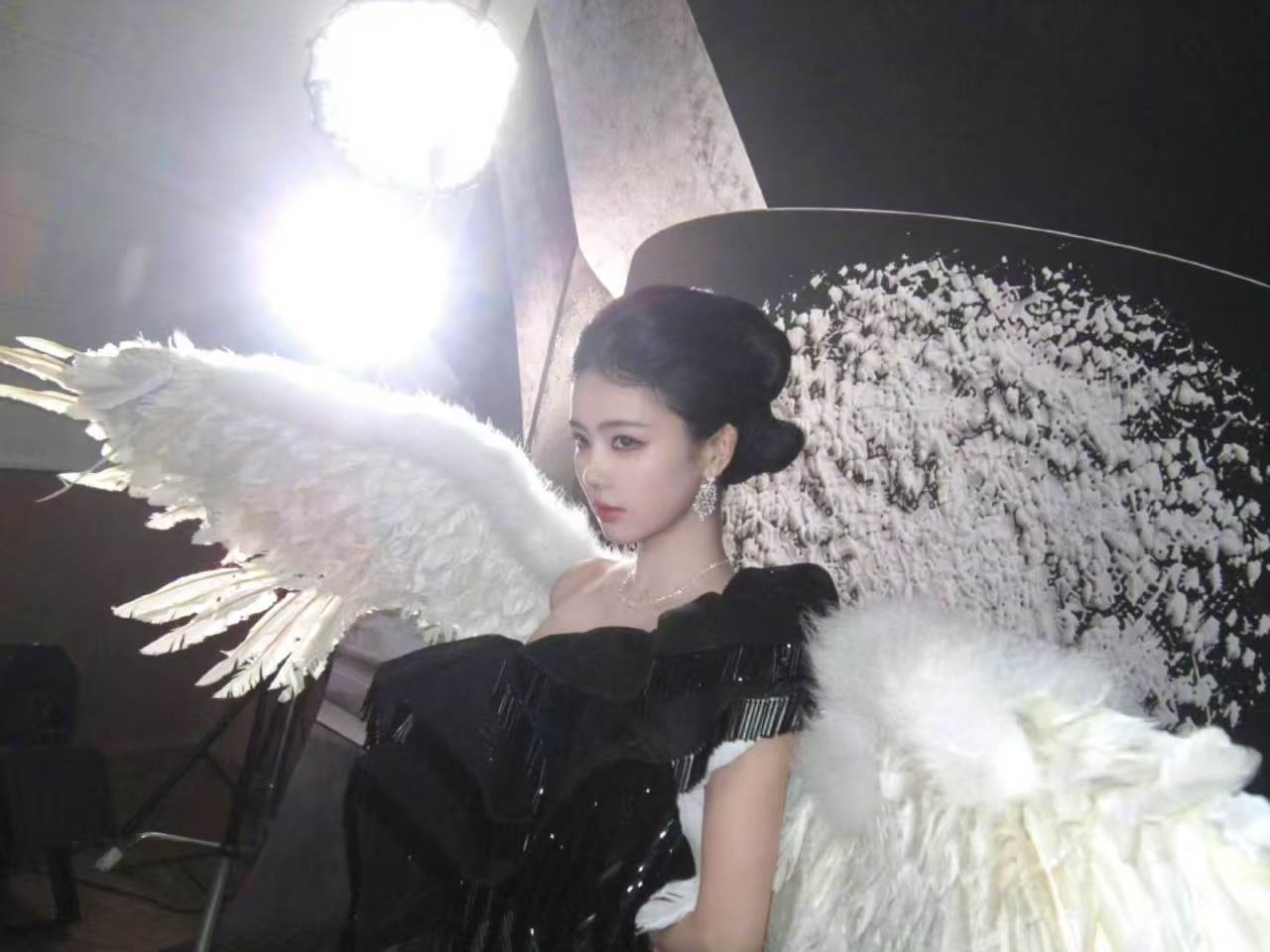 谁说白鹿土？芭莎这套黑裙配巨型白翅膀，美到所有人闭嘴