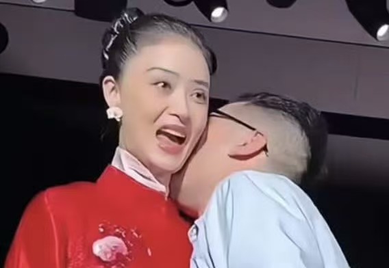 红毯当众被男设计师亲脖子，蒋欣下意识后退躲闪：再熟，也不能越过边界
