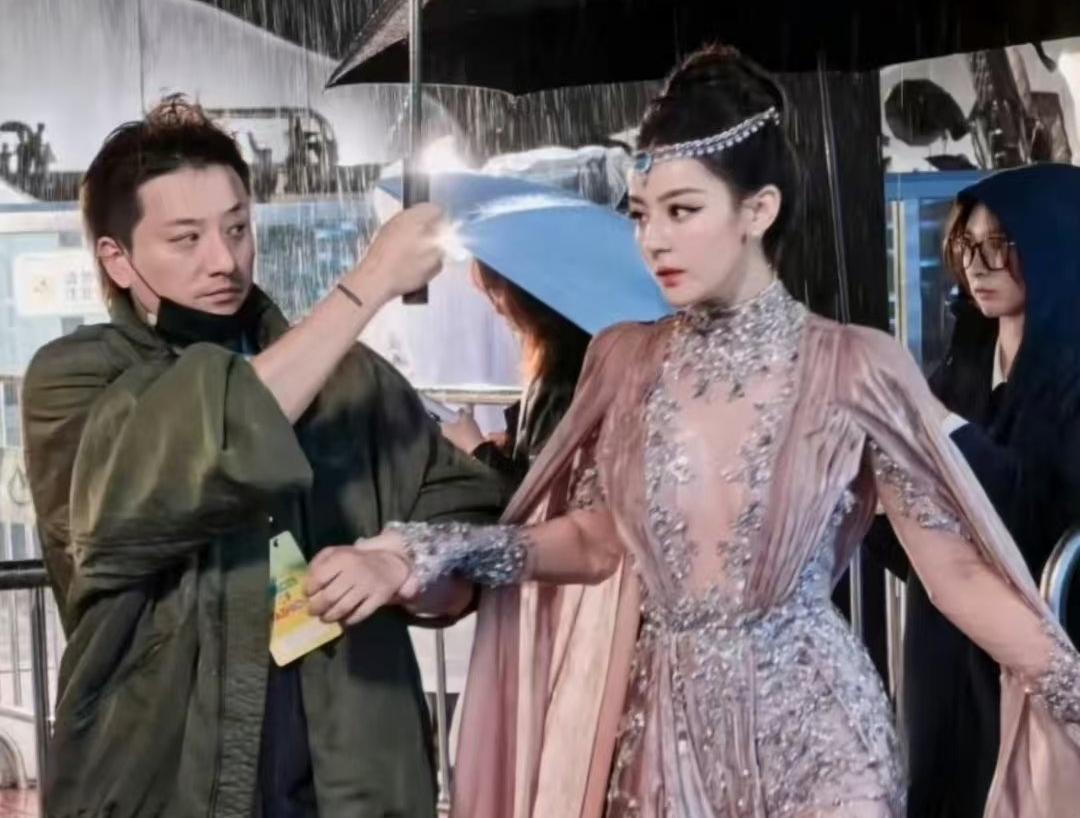 不是干瘦而是有训练痕迹：迪丽热巴在雨中的这组生图，重新定义了女明星的身材标杆