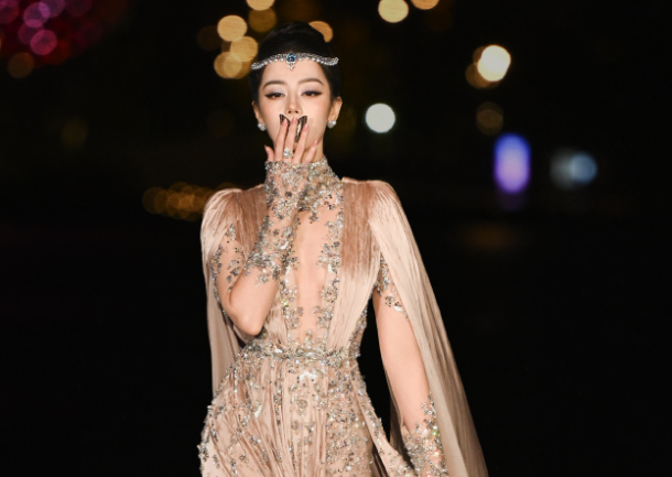 当红毯名场面变成消费热潮：迪丽热巴的“蝴蝶效应”