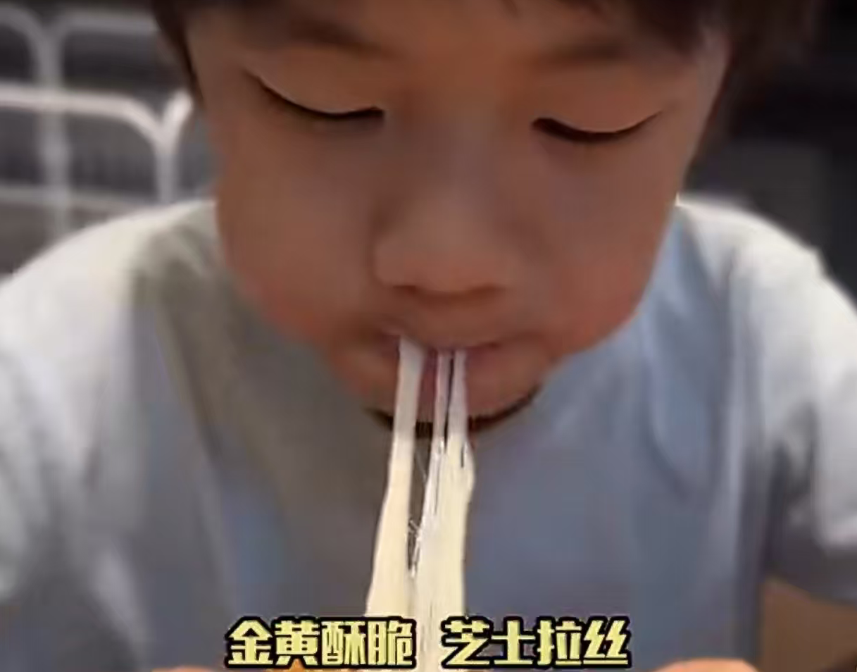 从纽约大学放假回家，第一件事竟是给弟弟妹妹炸猪排，黄多多这手艺到底有多绝？