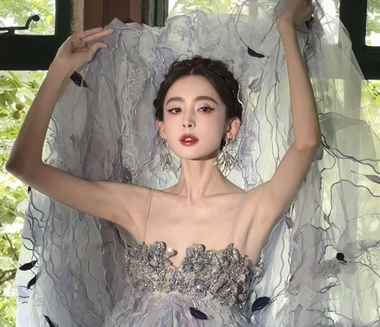 一条渐变蓝紫碎钻裙，怎么就让古力娜扎变成了“蝴蝶仙子”和“破茧成蝶的美神”？