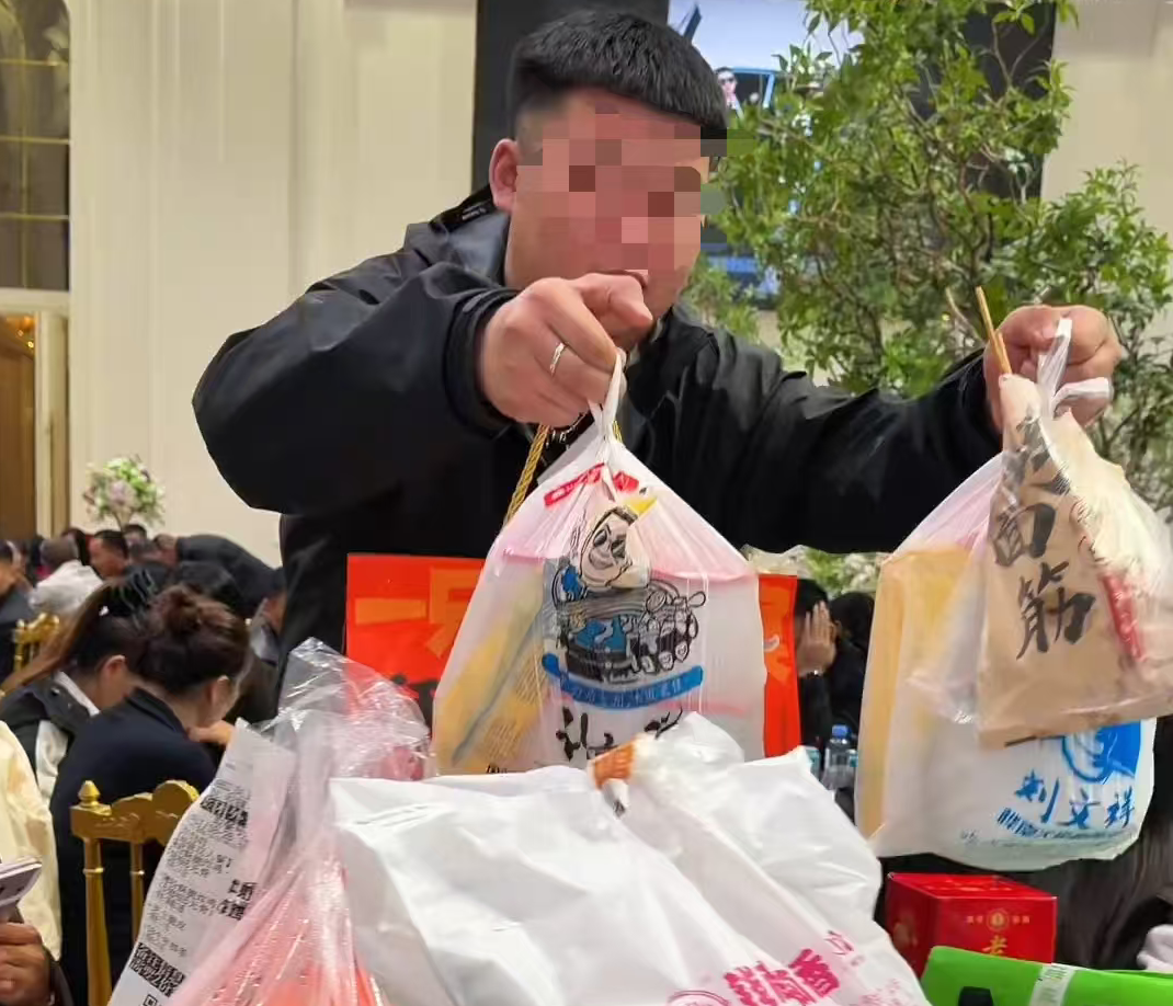 新娘给朋友单开3桌外卖席，奶茶炸鸡麻辣烫，这安排你羡慕不羡慕？