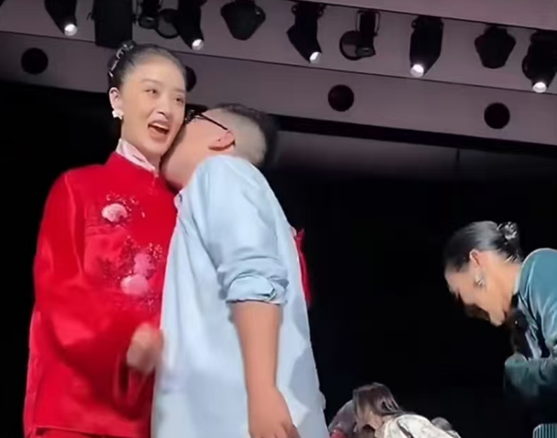 在极其公开的大秀合影环节，男设计师为什么能毫无征兆地亲吻蒋欣的脖子？