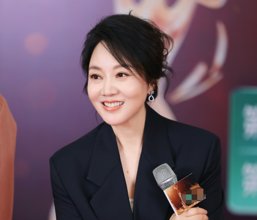 55岁闫妮活通透了：离婚22年，和前夫现任同桌打牌，相处像一家人