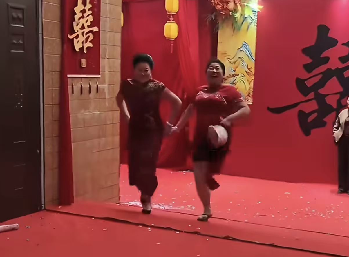 山西喜婆婆婚礼一脚踢鞋：鞋子未落地直钉房梁，现场宾客笑成一片