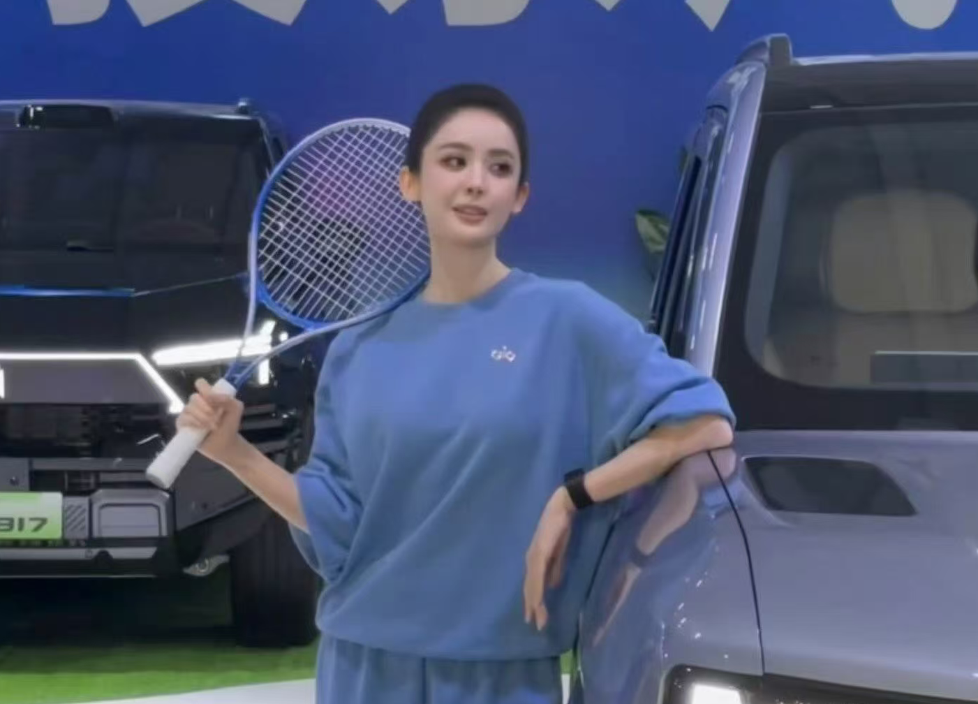 古力娜扎这种纸片人身材，怎么会被一件圆领卫衣穿出“显壮”效果？