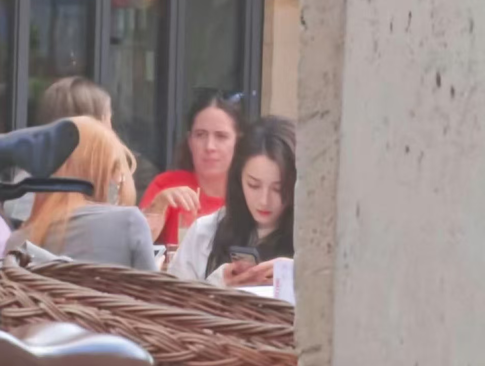 在巴黎拍了一周路人穿搭，才发现镜头里那个“松弛感小姐姐”是迪丽热巴？
