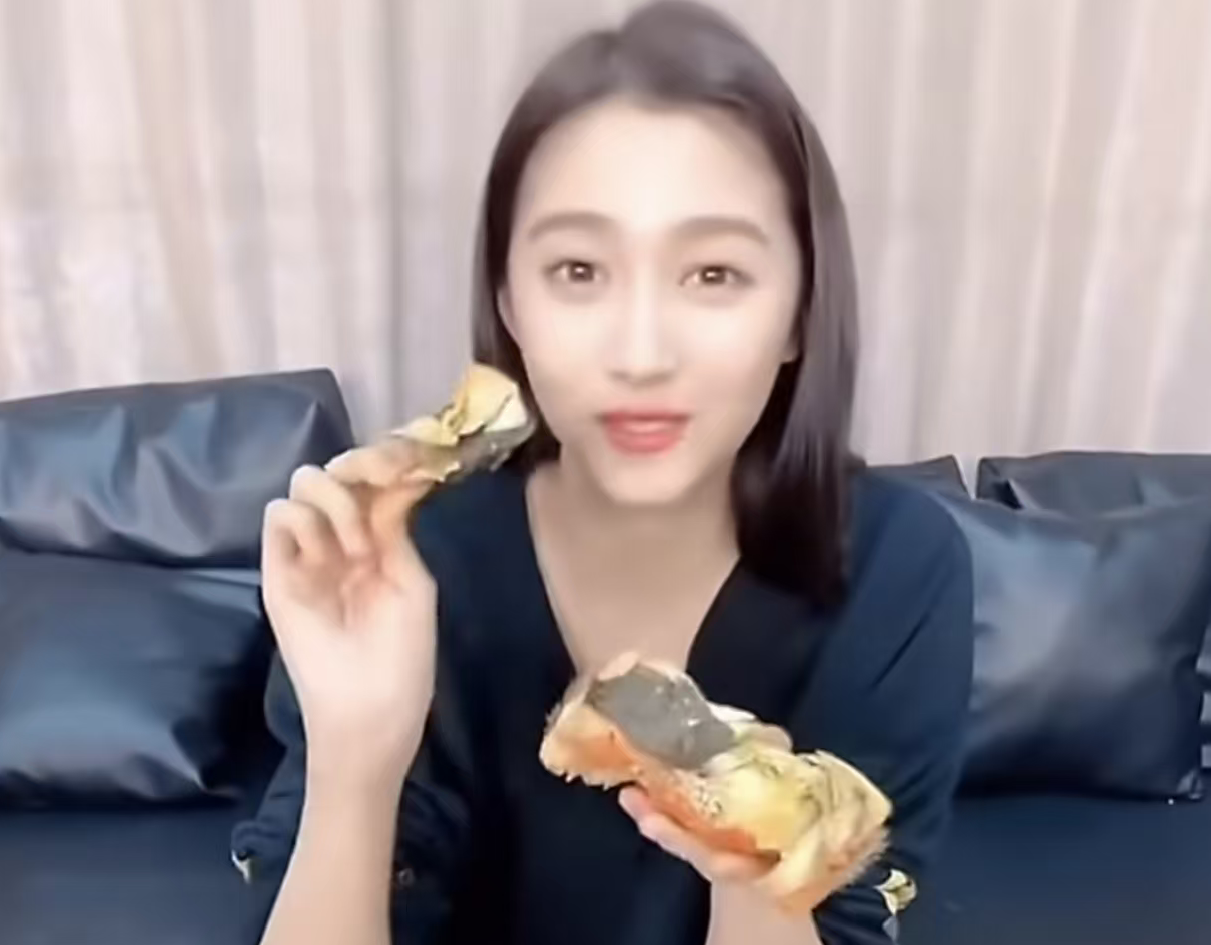 吃个螃蟹还能搞出“动线设计”？关晓彤这手法到底是老饕还是作秀？
