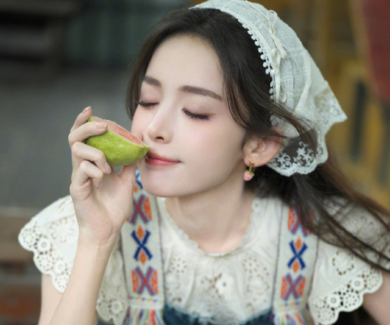 迷糊体质又上线：娜扎丢完手机丢护照，粉丝捡到送还还收到零食感谢