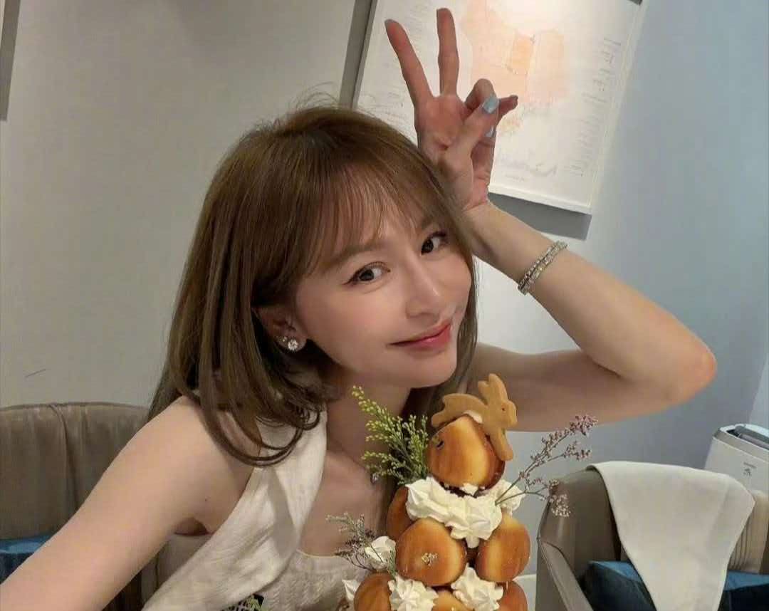 温柔破防！王心凌本想低调躺平过生日，却意外收获16个蛋糕被爱包围