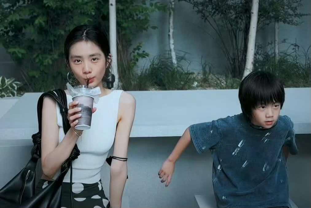 首次清晰露正脸！孙莉出游vlog曝光黄磊小儿子，9岁长相复刻青年黄磊