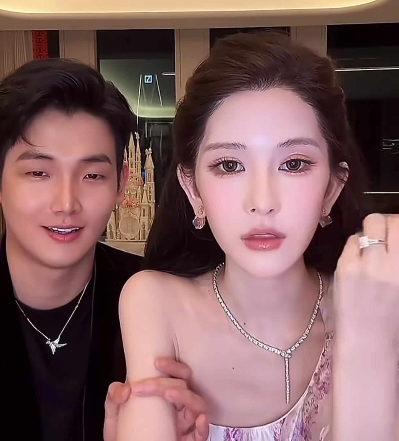 大臂小臂几乎一样粗细，梅尼耶妻子近照刷屏，大众对瘦的底线在哪