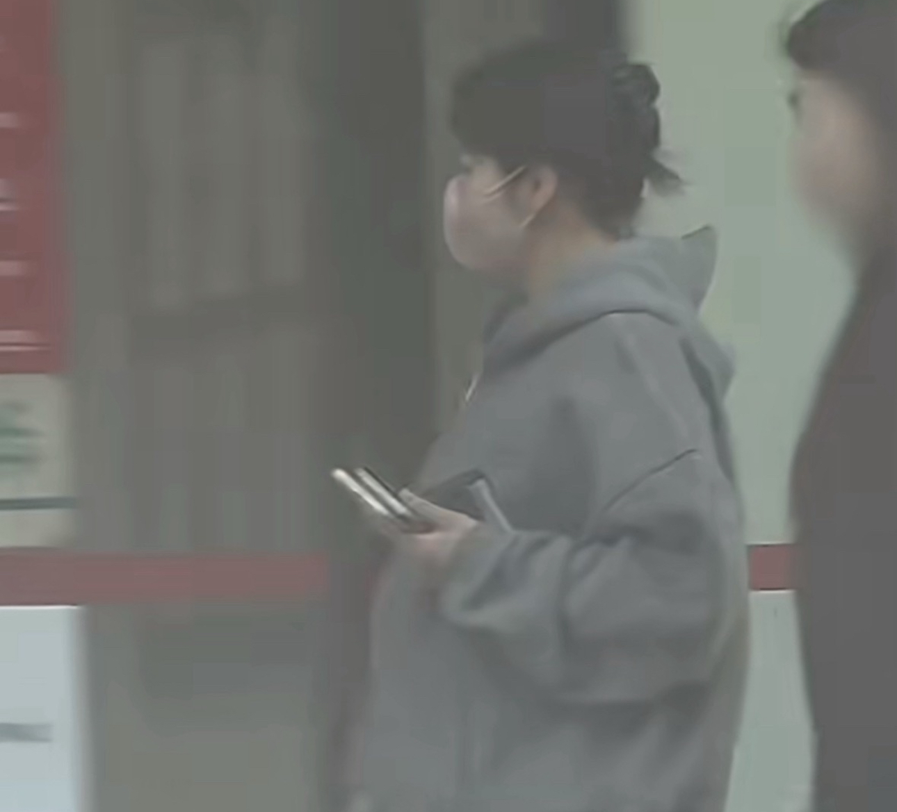 不晒孕照不官宣，张佳宁被偶遇挺着孕肚出门
