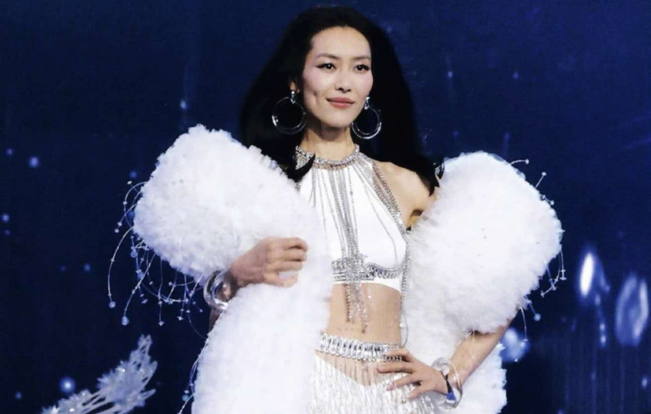 十登维密刷新亚洲纪录，单独官宣特殊排面，刘雯为何只配小巧金翅膀