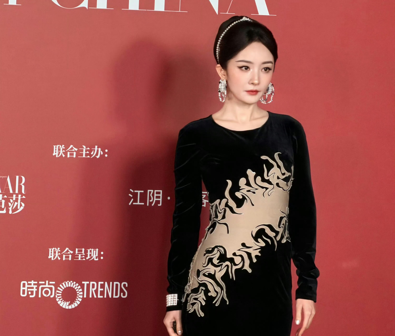 黑色丝绒遇上写意纹样，杨幂芭莎压轴造型，重新定义什么叫大气灵动