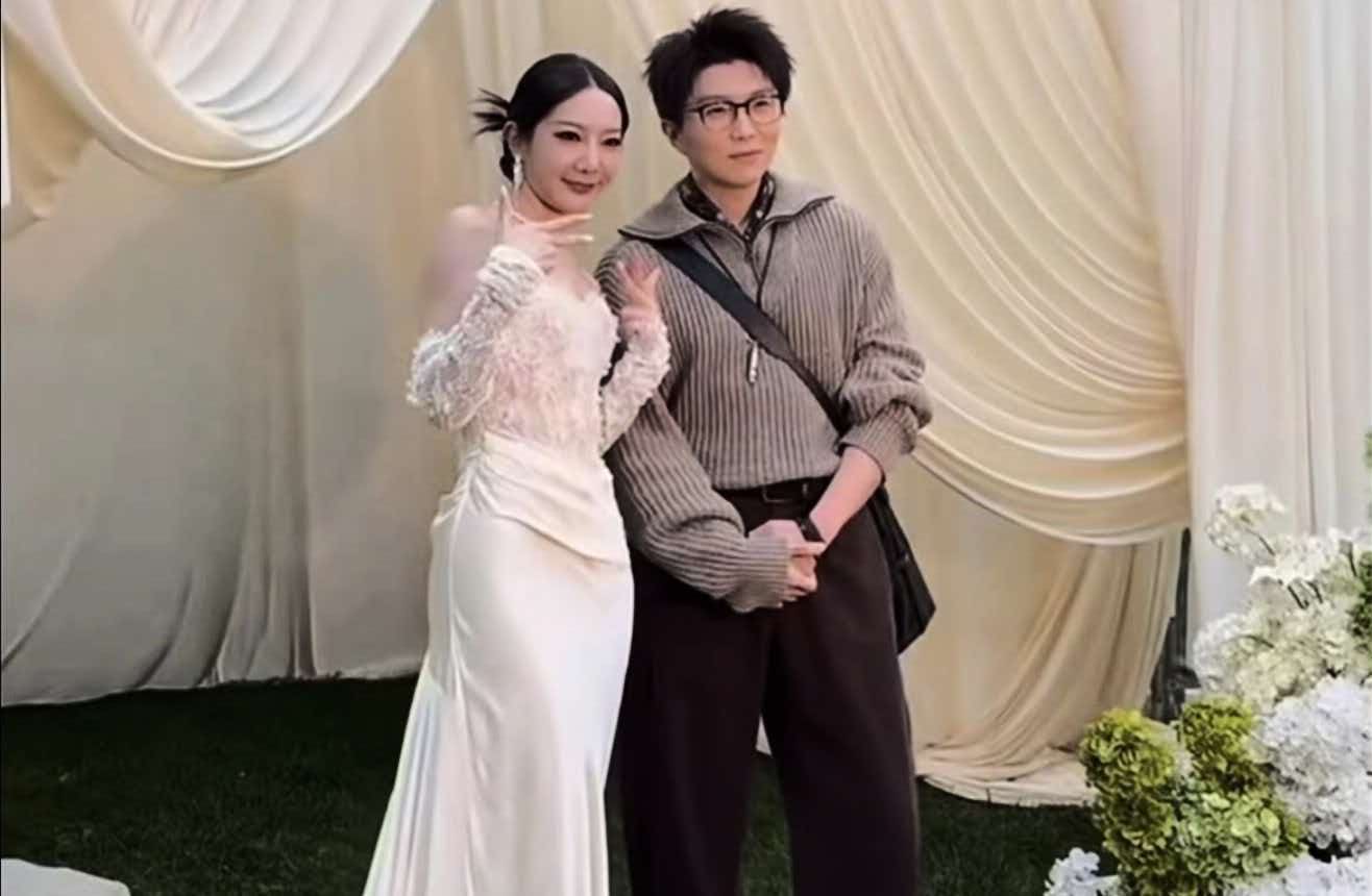 没有华丽祝词句句戳心，毛不易为佳奇致辞，从校服到婚纱的友谊有多难得
