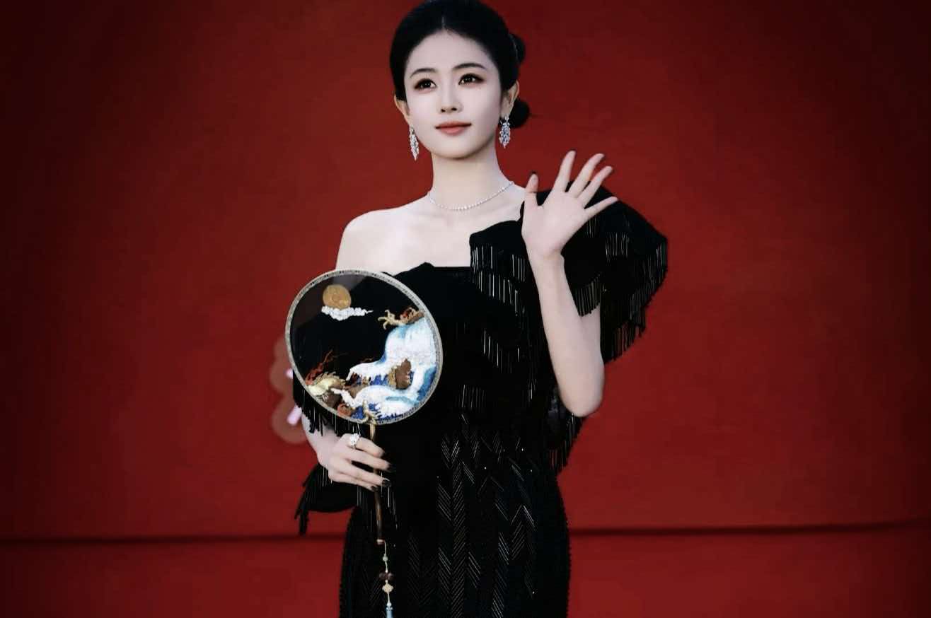 开毯嘉宾重磅登场，白鹿一身融合东方美学造型，拉开整场红毯序幕