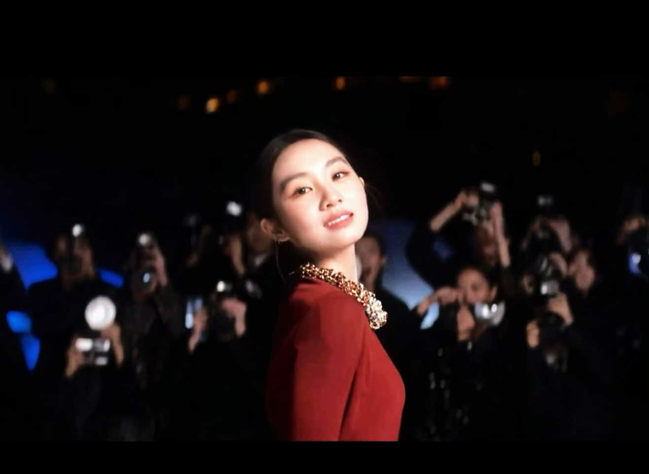 黄忆慈首登 VOGUE 红毯，细眼线妆容引发全网热议